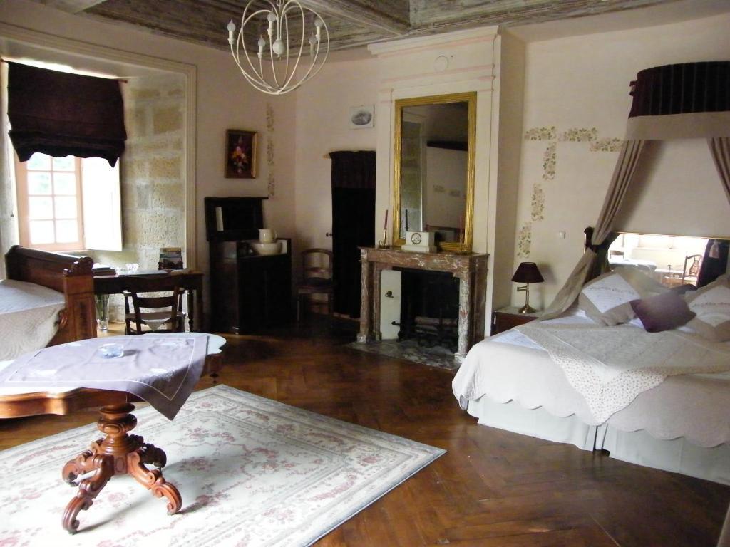 Saint-Dier-dʼAuvergne Chateau Des Martinanches الغرفة الصورة