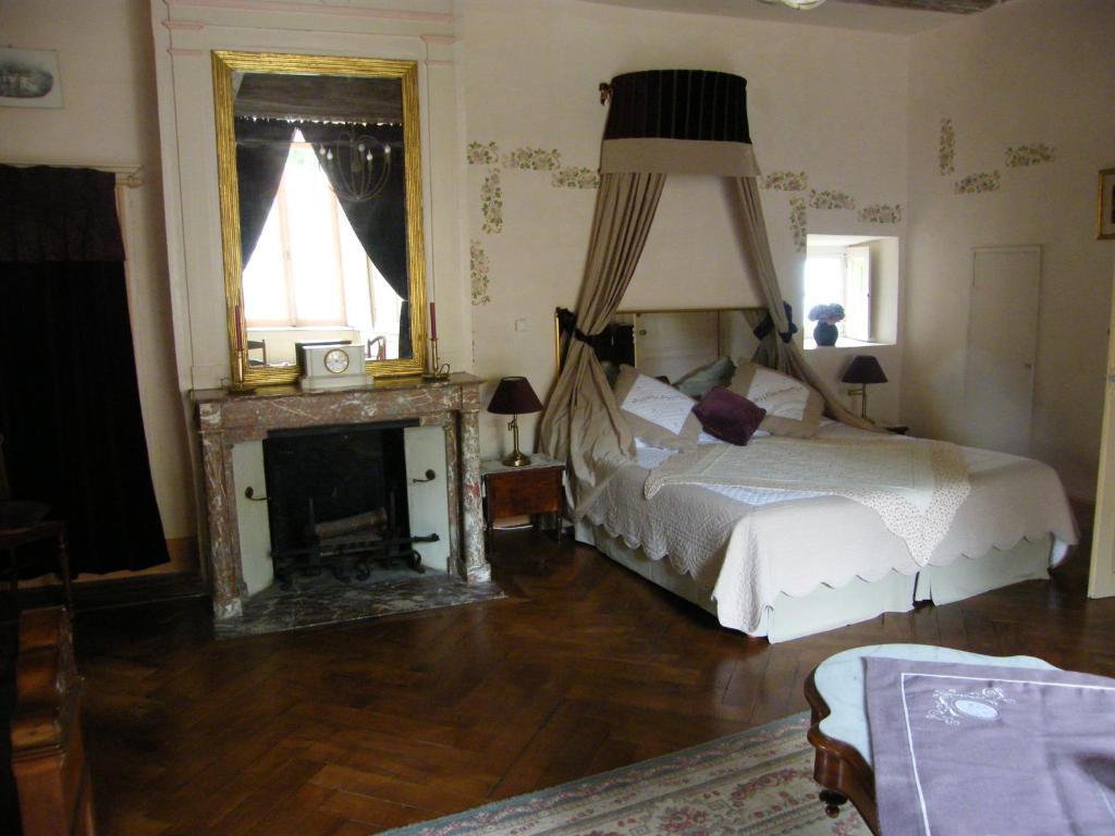 Saint-Dier-dʼAuvergne Chateau Des Martinanches الغرفة الصورة